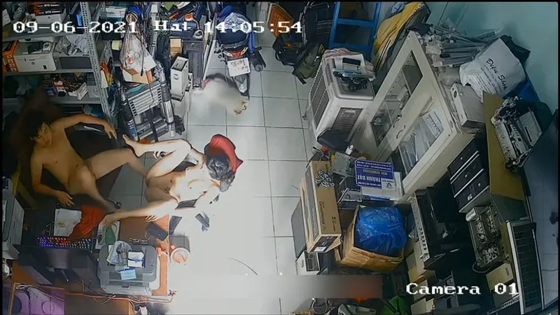 Bà xã anh xã đụ nhau trong của hàng máy tính